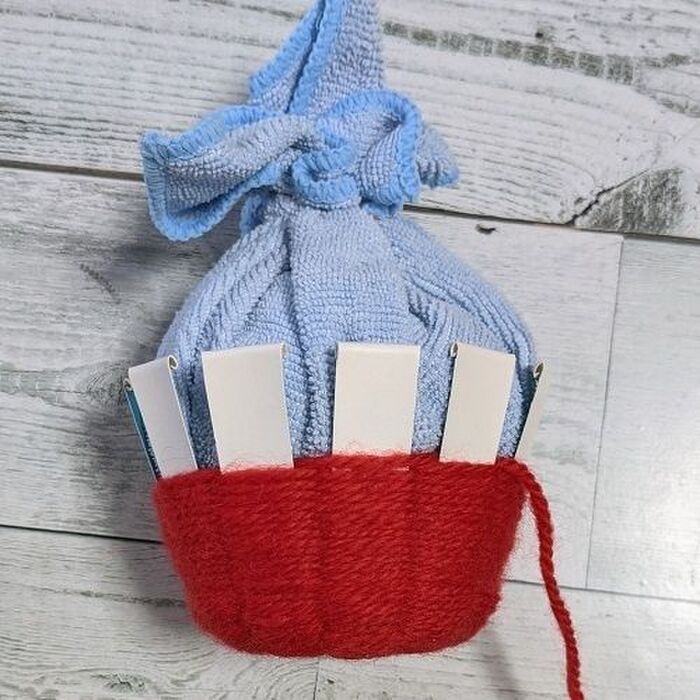 カップ外側が内側になるように編み進めていく