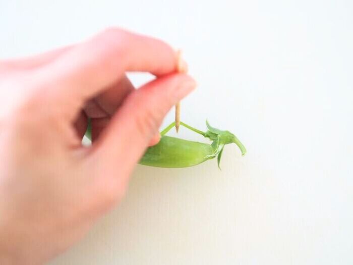 『スナップエンドウの筋』を一発で取る方法。キッチンにあるもので簡単にできますよ♪