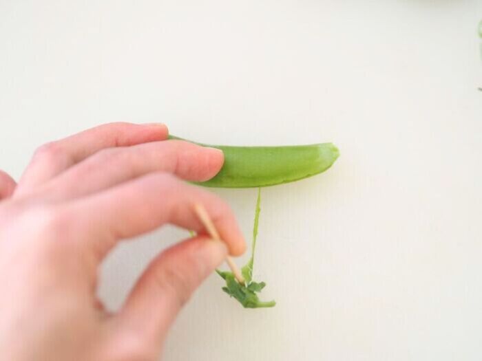 『スナップエンドウの筋』を一発で取る方法。キッチンにあるもので簡単にできますよ♪