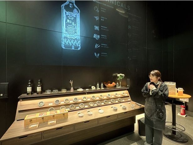 原材料について説明するガイドさん