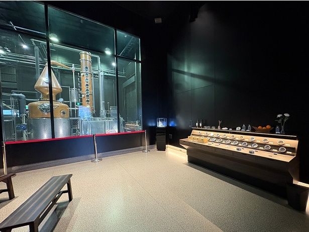 奥に見えるのがジンとモルトウイスキーの蒸留器