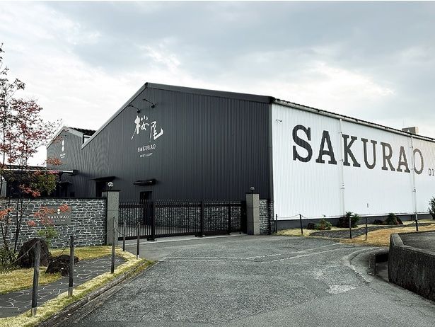 見学ツアーはここからスタート。門の奥に蒸留所が広がっている