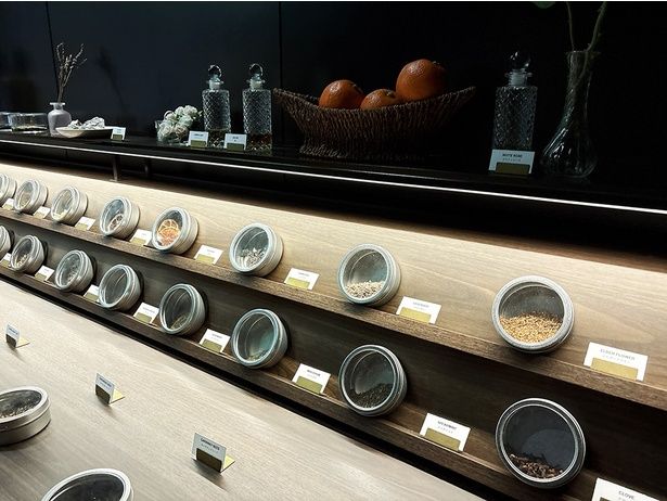 ジンの原材料となる広島産のボタニカルが展示されている