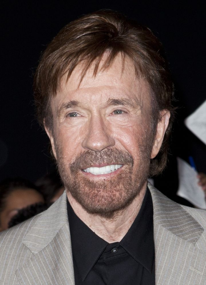 チャック・ノリスさんが86歳で死去 スタローン、シュワルツェネッガーらが追悼（写真は2012年） （C）AFLO width=