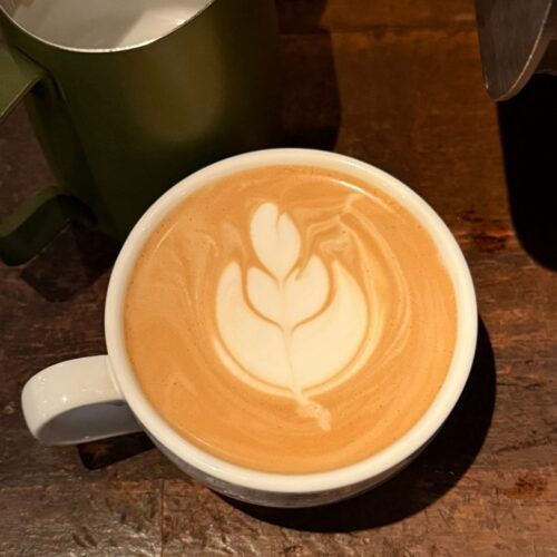 「やるからにはガチ」モデル・諸見里慧斗の意外な日常。バイト先のラテアート修行と、おじいちゃん店長に挑み続ける負けず嫌いな素顔