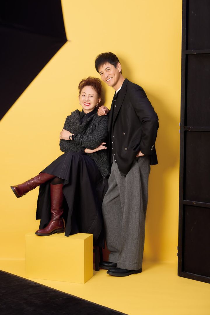 沢村一樹さん ジャケット［参考商品］／麻布テーラー、パンツ［参考商品］、その他／スタイリスト私物 加賀まりこさん ジャケット¥228,800、ワンピース¥140,800／ともにヨウジヤマモト（ヨウジヤマモト プレス）、その他／加賀まりこさん私物