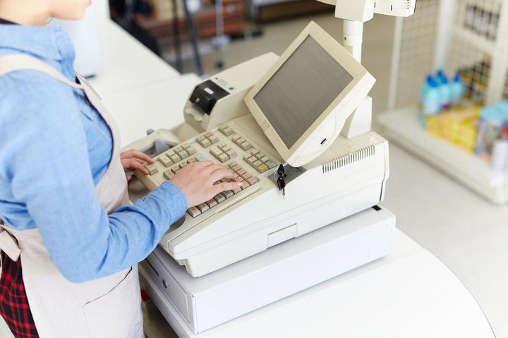 画像: 特売が終わった商品に「昨日と同じ値段にしてよ！」困り果てた私を救ってくれたのは『意外な人物』でした