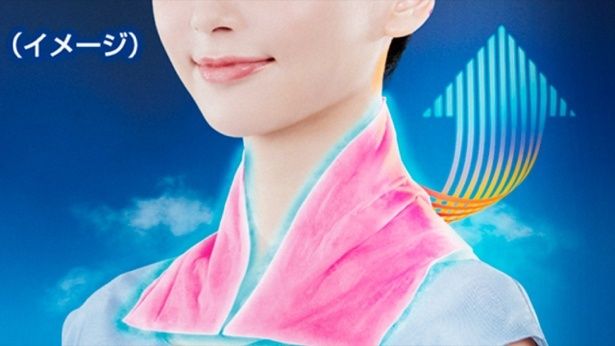 厚手のシートに含まれるたっぷりの冷却ウォーターが熱を吸い込み、蒸発気化熱の作用で肌の熱を逃がし続ける(イメージ)