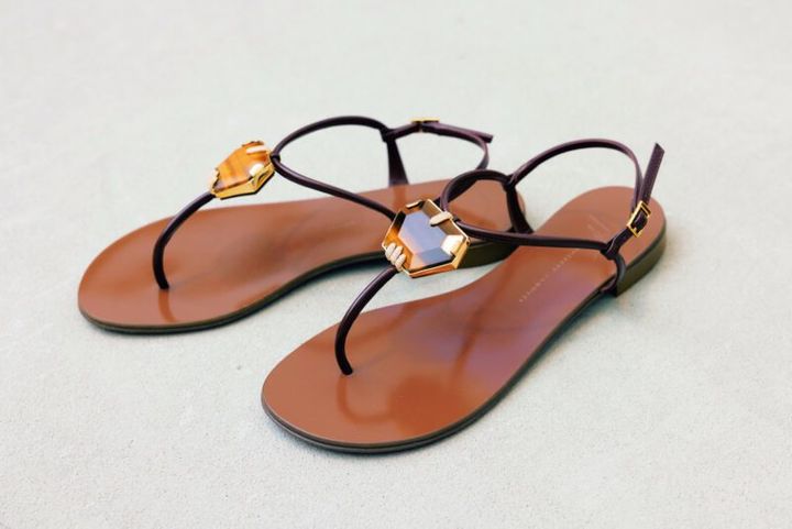 「足もとにジュエリーを纏うかのような、ジュゼッペ ザノッティのサンダル。タフなデニムもエレガントに早変わりします」