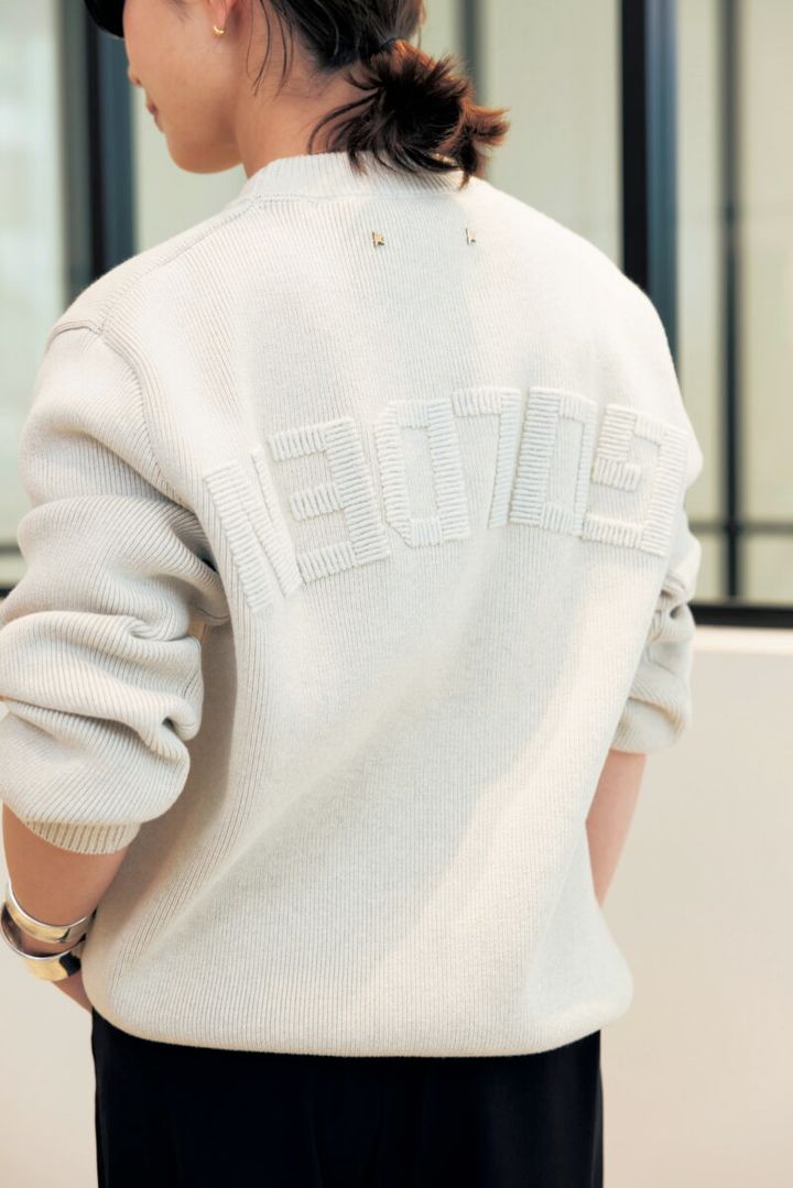 「ゴールデングースのニットはバックスタイルもポイント」