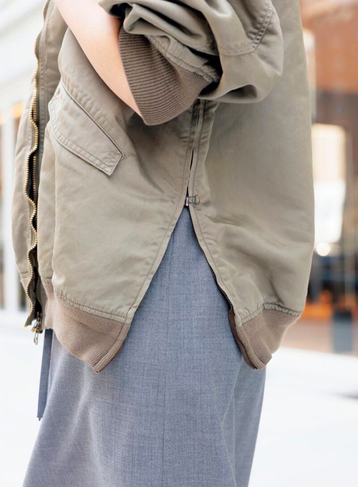 「アタリなど、古着加工を施したこだわりのブルゾン。サイドファスナーを開けてスリット風アレンジも」