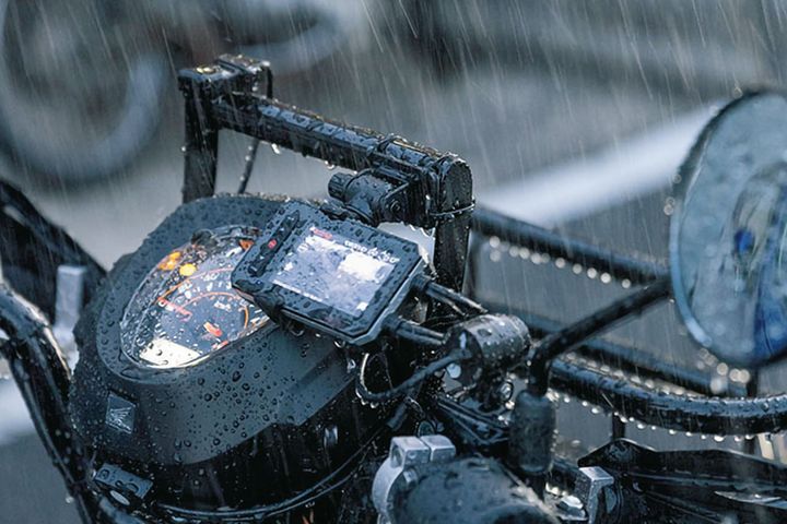 バイク専用ドラレコの決定版。キジマ「AD731J」が実現する、安全と旅の思い出の同時記録