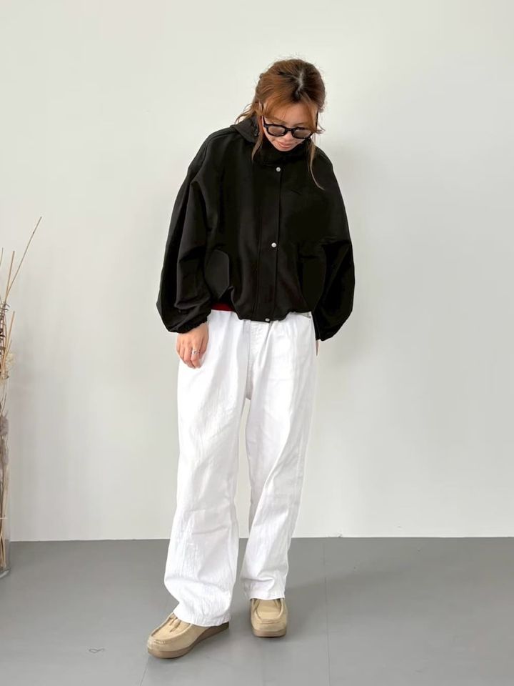 アイウェアをシンプルコーデのアクセントに 出典：WEAR