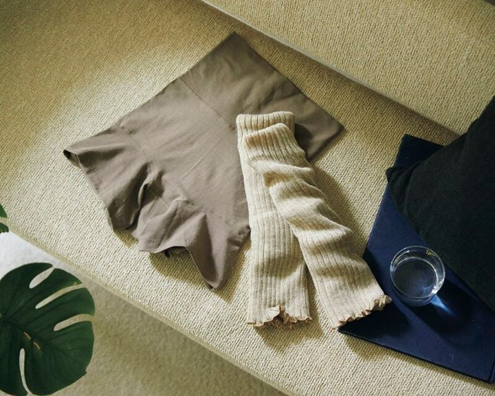 左：冷えやすいお腹、腰回りをやさしく温める温活ショーツ。nanadecorコンフォート腹巻3分丈ショーツ 7150円（ナナデェコール／ナナデェコール表参道本店） 右：ゴム糸不使用でしめつけがない“履くホカロン”。通常の約４倍の長さですき間なく包みこむ。ホカロン 冷えとり レッグウォーマー ロング 冬用4重編み 2200円（レンフロ・ジャパン）