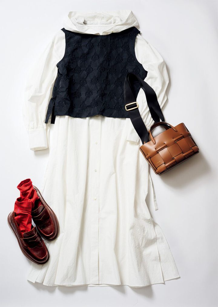 ローファー￥38,500 ／カンペール（カンペールジャパン）、ワンピース 参考商品、ノースリーブトップス￥28,600 ／ともにプレインピープル（プレインピープル青山）、ソックス￥2,090 ／ロワズィール、バッグ￥53,900 ／オルセット（オルサ）