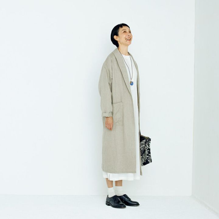 シューズ￥75,900／ワイエムウォルツ（マービン&ソンズ）、コート￥53,900 ／スリードッツ（スリードッツ表参道店）、ワンピース ※参考色￥44,000／プレインピープル（プレインピープル青山）、ネックレス￥47,300 ／ルナール ビジュー（プレインピープル青山）、ソックス￥3,300／パンセレラ（真下商事）、スカーフバッグ￥64,900 ／マニプリ