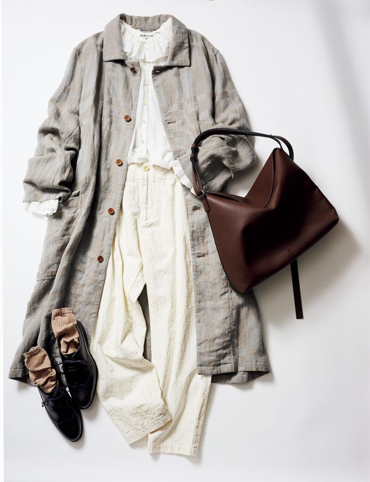 シューズ￥39,600 ／ジャランスリウァヤ（ジャランスリウァヤ 日本橋）、パンツ￥29,700 ／パドカレ（パドカレ六本木）、ロングコート￥99,000 ／ヴラスブラム（ヴラスブラム目黒店）、シャツ￥28,600 ／ビリティス・ディセッタン（ビリティス）、バッグ￥25,300 ／アンドミューク（アマン）、ソックス￥3,080 ／ケイ ハヤマ プリュス