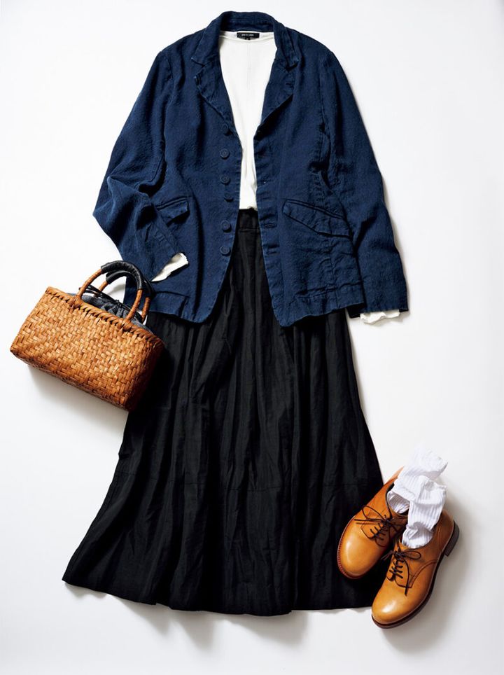 シューズ￥50,600／プリュス バイショセ、デニムジャケット￥64,900、ニット￥26,400、スカート￥47,300／すべてパドカレ（パドカレ六本木）、バッグ￥23,000 ／かごや、ソックス￥3,080 ／ケイ ハヤマ プリュス