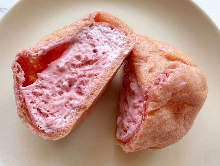 ふんわりもちっとした食感のシュー生地の中には、トロトロのいちご＆さくらのWのクリームがイン！