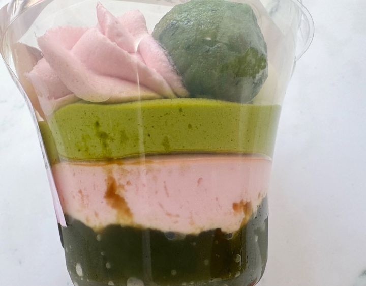 抹茶ゼリー・桜ムースと抹茶ムースの上に、桜あんホイップが重なった贅沢さ