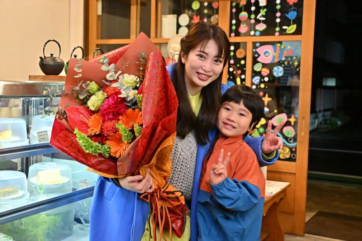 ドラマ『未来のムスコ』のクランクアップを迎えた（左から）志田未来、天野優 （C）TBSスパークル／TBS width=