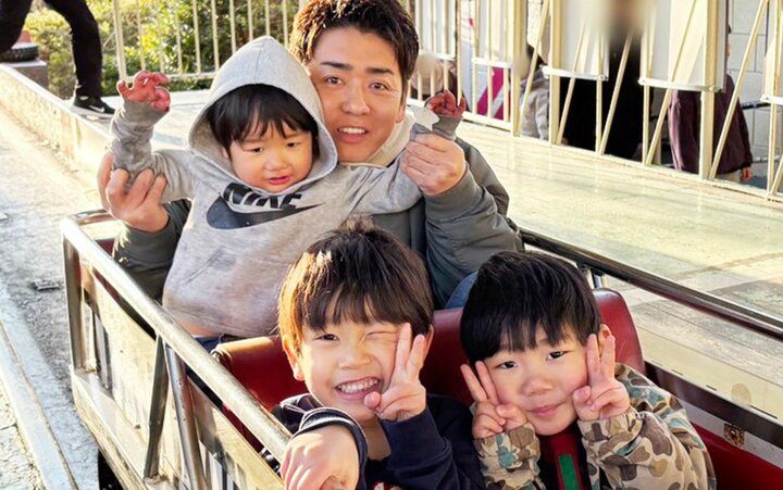 【写真・画像】3兄弟を育てるシンパパ（36）、元妻との独特な関係を告白「僕も片親で育ってるので…」 1枚目