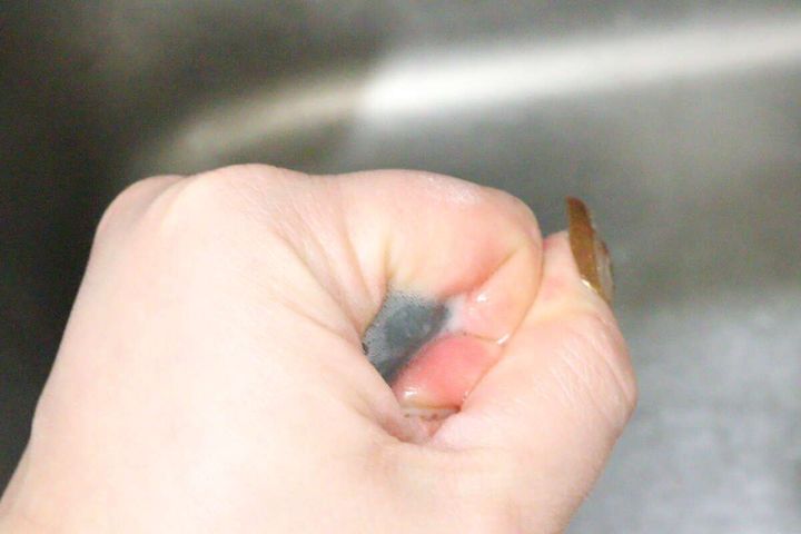 やわらか吸水スポンジ（キューブ形、1個） 絞る