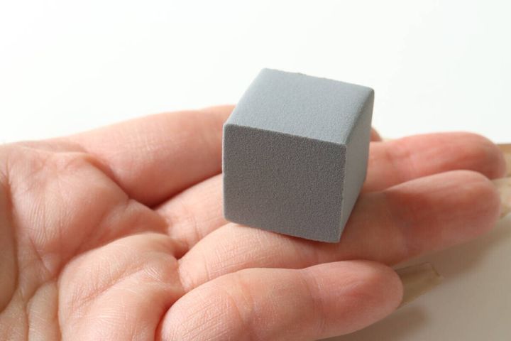 やわらか吸水スポンジ（キューブ形、1個） サイズ感