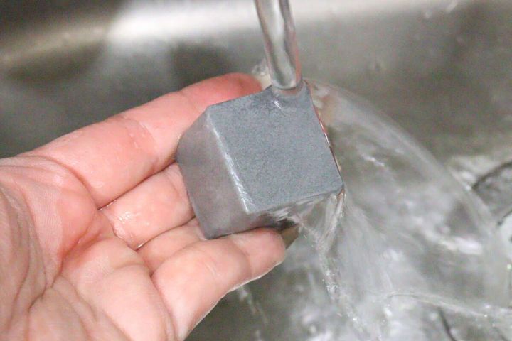 やわらか吸水スポンジ（キューブ形、1個） 水にくぐらせる