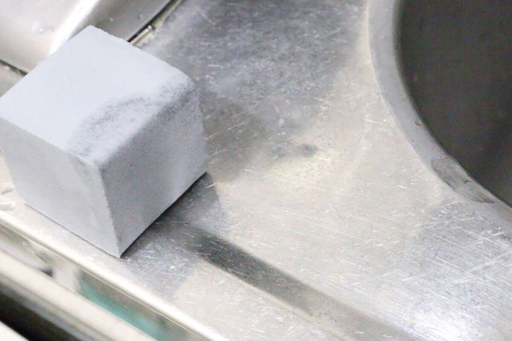 やわらか吸水スポンジ（キューブ形、1個） 大きくなる