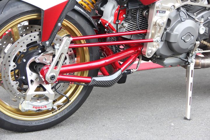 かつての名作であるビモータ・テージ3Dは、太さが異なるクロモリ鋼管を組み合わせた、トラス構造のフロントスイングアームを採用する。モトコルセのフロントアームプロテクターは、その構造美と性能にマイナスの影響を与えることなく、損傷しやすい場所を確実に保護する