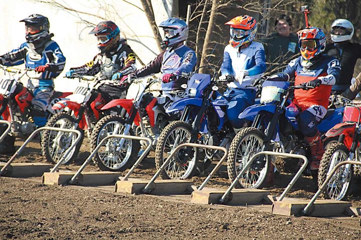 モトクロスヴィレッジのフルグリッドのスターティングマシン、横一線スタートに並ぶWR125R。気軽に自走で走行会に参加できるのもWR125Rならではだ