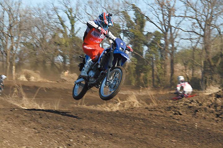 全国的に人気のファンバイクカテゴリー。CRF125Fを独自のチューニングを施すチューナーの方にも乗ってもらった。「転倒禁止」令のなか、現状ファンバイクと遜色ない走りそみせてくれた