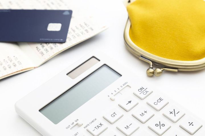 電卓とがま口財布と通帳とクレジットカード