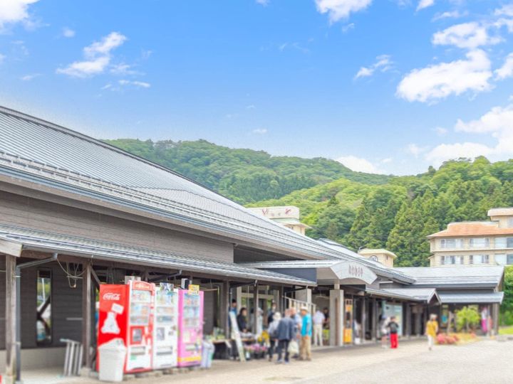 新潟県新潟市に位置する「岩室温泉」は、開湯300年以上の歴史を誇る「新潟の奥座敷」として親しまれる名湯です。美肌効果があるとされる黒みがかったお湯が特徴。北国らしい情緒あふれる温泉街で、上質な休息と新潟の味覚を存分に堪能できます。