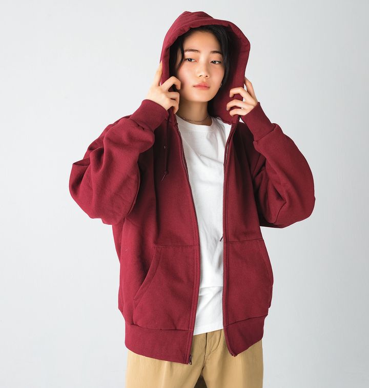 さりげなく個性を放つ深みのあるバーガンディのジッパーフーデッド。