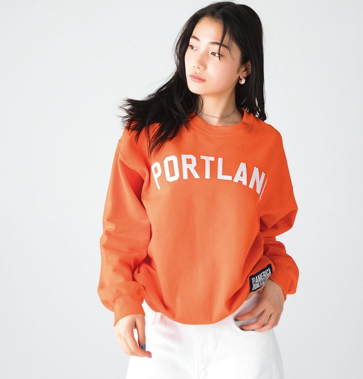 ブランド発祥の地「PORTLAND」のレタリングがアクセントのプルオーバー。
