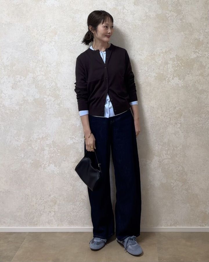 ユニクロUVカットクルーネックカーディガン ブラウン×ブルーレイヤードコーデ