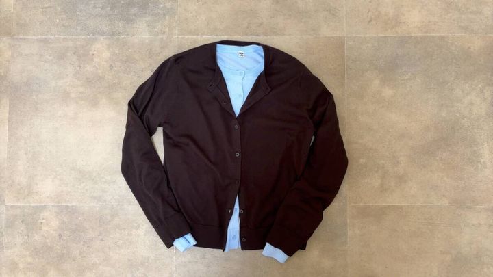 ユニクロUVカットクルーネックカーディガン DARK BROWNとLIGHT BLUE