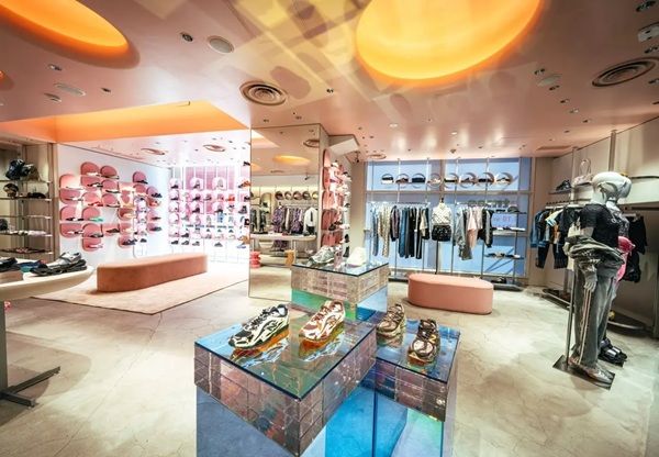 【大阪府大阪市】女性のためのスニーカー＆カルチャーの発信拠点「atmos pink 梅田エスト」オープン！