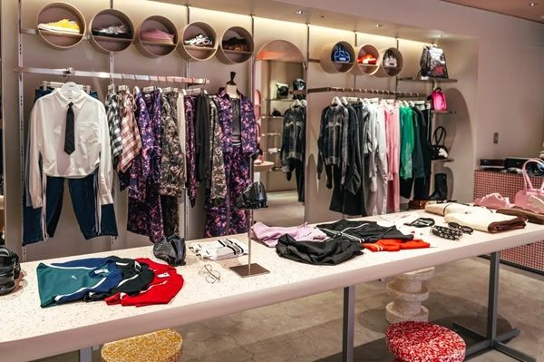 【大阪府大阪市】女性のためのスニーカー＆カルチャーの発信拠点「atmos pink 梅田エスト」オープン！