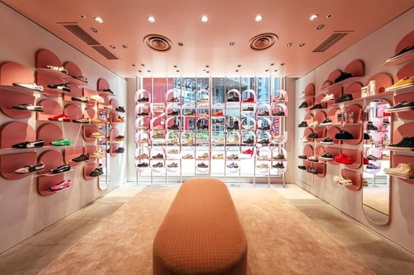 【大阪府大阪市】女性のためのスニーカー＆カルチャーの発信拠点「atmos pink 梅田エスト」オープン！