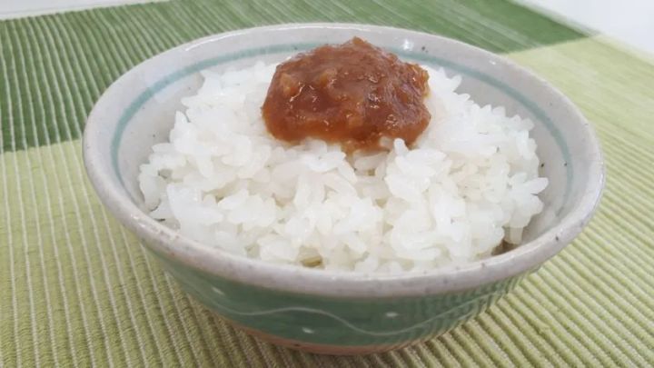 白ごはんに鯛みそを載せた食べ方