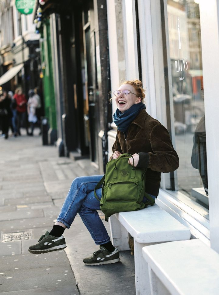 もうすぐ春なのに少し寒い。そんな日はトップスに重心をもってきて
