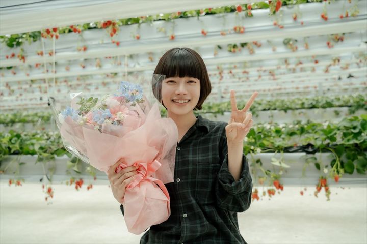 ドラマ『冬のなんかさ、春のなんかね』クランクアップを迎えた杉咲花 （C）日本テレビ width=