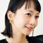 揺れ感のあるゴールドとパールが、顔まわりを明るくし、大人上品なきらめきをプラス。