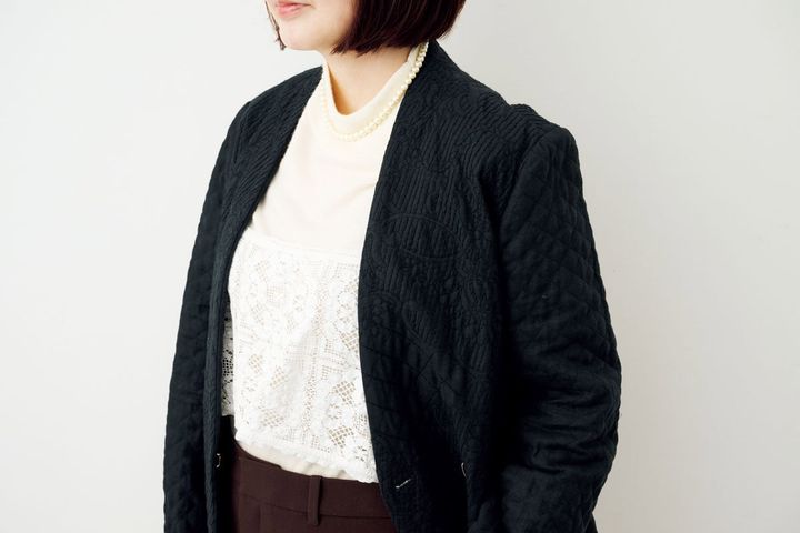 無印良品のハイネックニットに、エリテのレースキャミを重ねて品のある表情に。