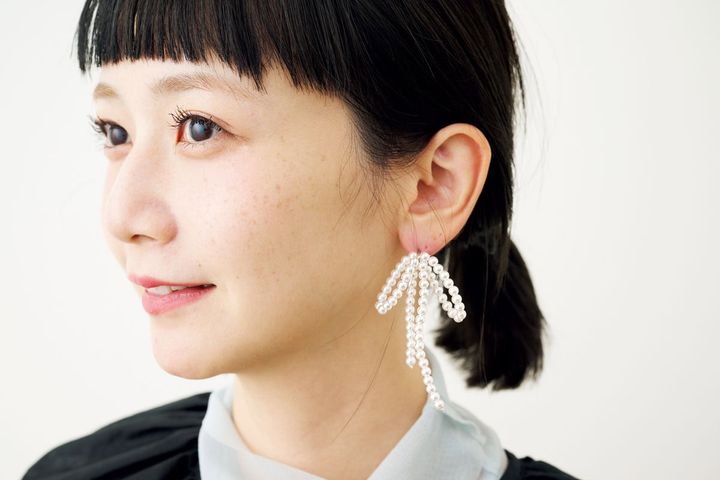 パールのリボンが大人にぴったりな甘さを醸し出してくれる。 普段使いはもちろん、華やかなシーンにも◎。