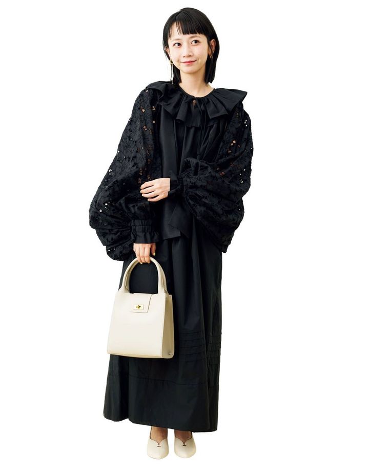 三戸なつめさんが着こなす白小物が軽やかに映えるお食事会スタイル