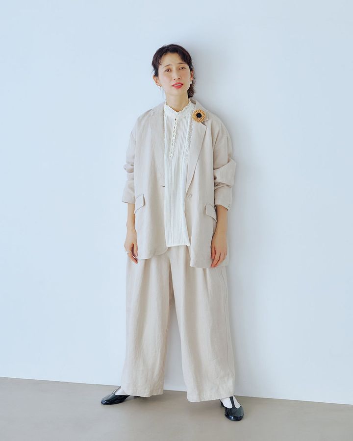 リネン素材でまとめる、軽やかで上品なハレの日の装い